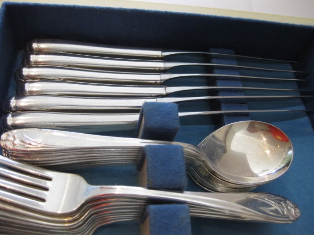 87 Pieces of 1847 Rogers Bros. "Daffodil" Silverplate Flatware and Serving Pieces in Silver Saver - 6