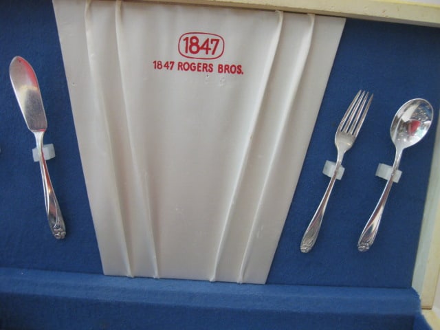 87 Pieces of 1847 Rogers Bros. "Daffodil" Silverplate Flatware and Serving Pieces in Silver Saver - 7
