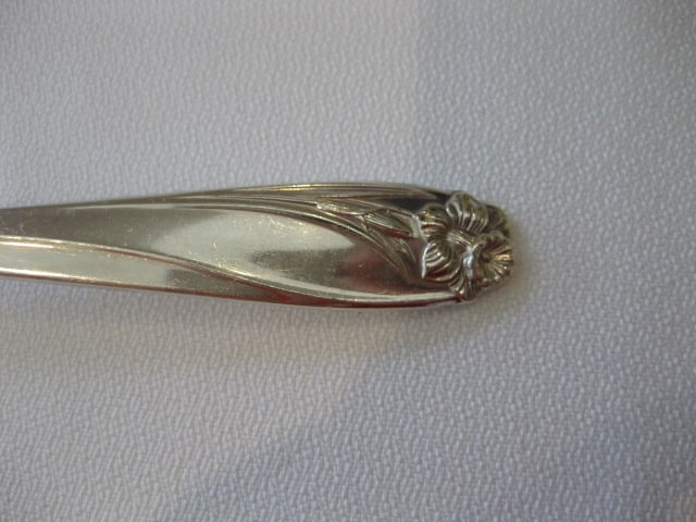 87 Pieces of 1847 Rogers Bros. "Daffodil" Silverplate Flatware and Serving Pieces in Silver Saver - 8