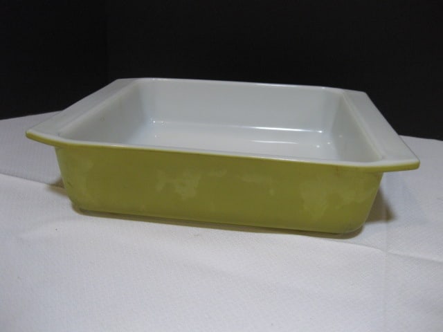 Three Midcentury Pyrex Baking Dishes - 6