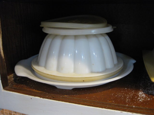 Grouping of Old Tupperware - 4
