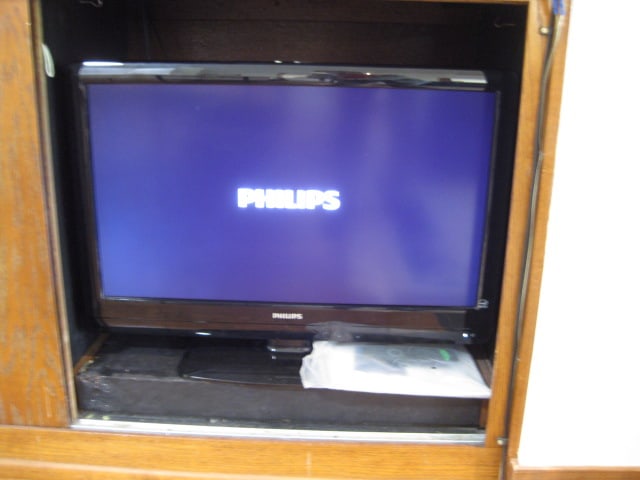 Philips 32" Flat Screen TV with Remote: Model 32PFL3514D/F7, has owner's manual, Local Pickup Only