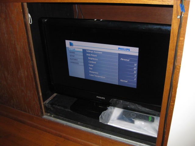 Philips 32" Flat Screen TV with Remote - 2