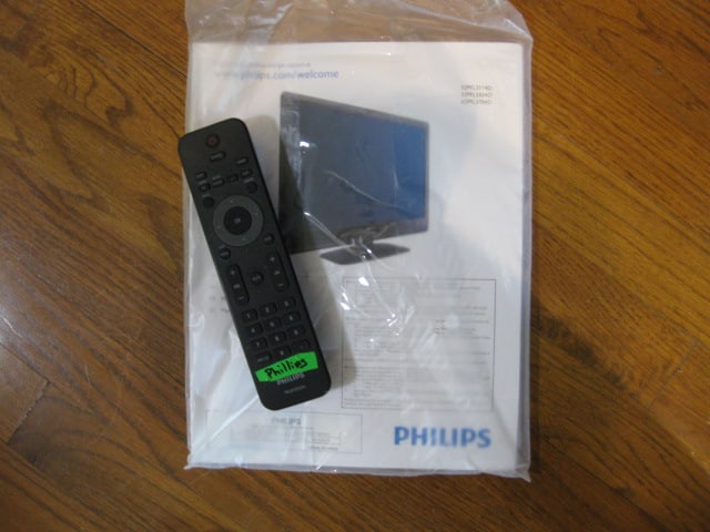 Philips 32" Flat Screen TV with Remote - 3