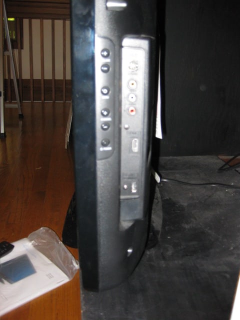 Philips 32" Flat Screen TV with Remote - 4