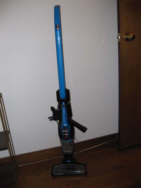 Bissell Featherweight Cordless 2-in-1 Hand Vac/Stick Vacuum: Model 3061, powers on, Local Pickup Only