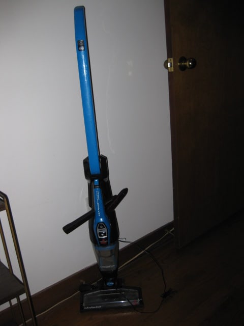 Bissell Featherweight Cordless 2-in-1 Hand Vac/Stick Vacuum: Model 3061, powers on, Local Pickup Only