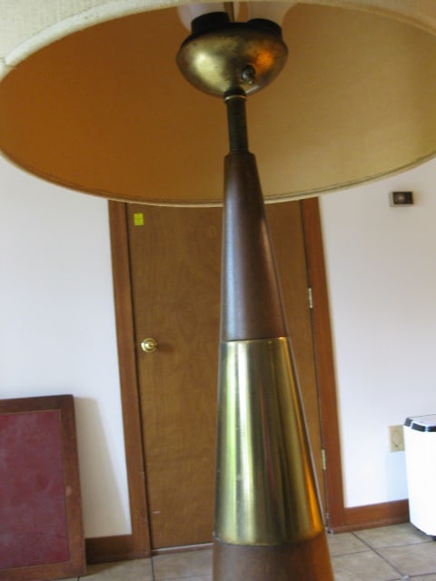 Midcentury Tapered Wood and Brass Table Lamp - 2