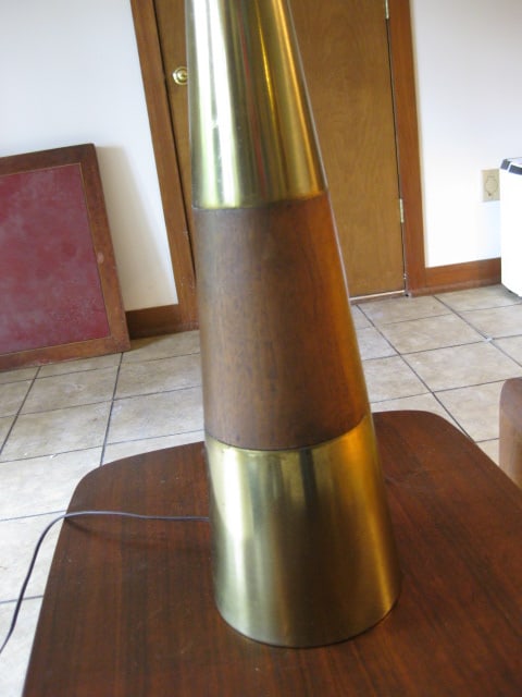 Midcentury Tapered Wood and Brass Table Lamp - 3