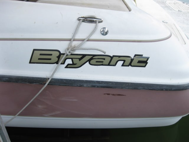 2004 Bryant 190 Fiberglass Boat with Mercury 4.3 Liter MerCruiser Inboard/Outboard Motor - 10