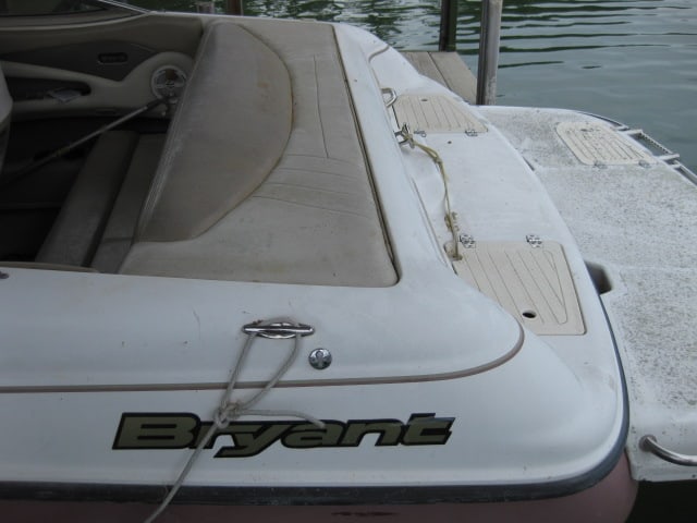 2004 Bryant 190 Fiberglass Boat with Mercury 4.3 Liter MerCruiser Inboard/Outboard Motor - 9