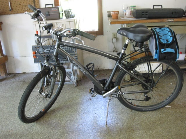 Trek Navigator 2.0 26" Trail Bike: includes utility bag with bike repair items, Local Pickup Only