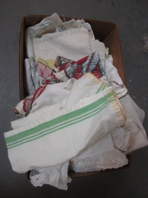 Lot of Vintage Table Linens and Dish Towels (1 of 8)