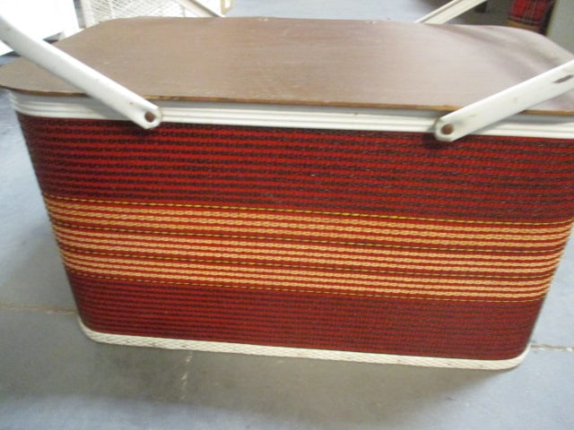 Mid-Century Modern Redmon Woven Wicker and Wood Lid Picnic Basket - 2