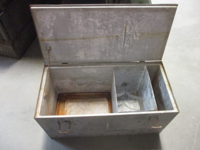 Vintage Galvanized Aluminum Ice Chest: 21 3/4" x 10 1/2" x 11", rust and wear