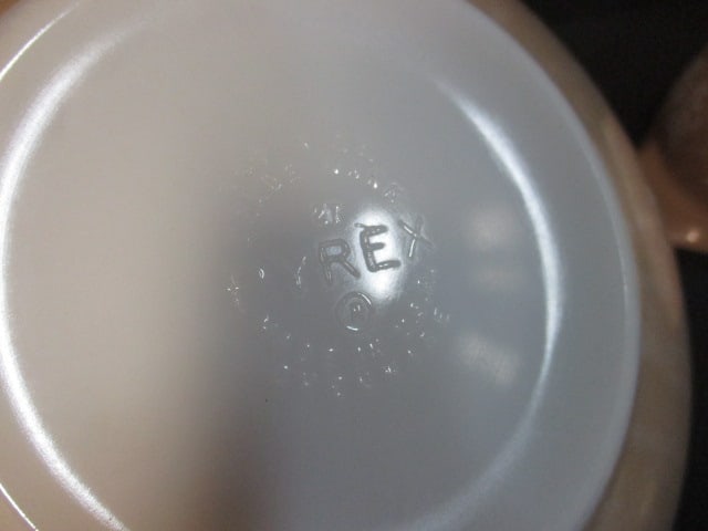 2 Vintage Pyrex "Sandlewood" Cinderella Mixing Bowls - 8