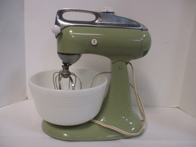 Retro Kitchen-Aid Avocado Green Mixer with Milk Glass Bowl: only has 1 whisk, needs new plug