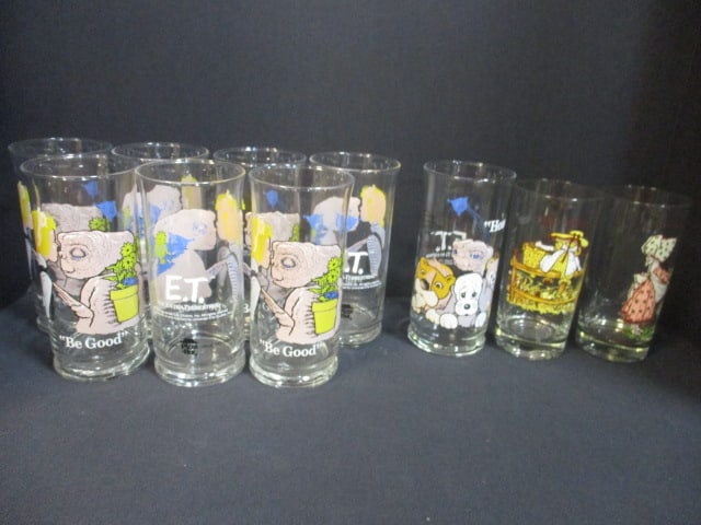 8 Vintage Pizza Hut "ET" Glasses and 2 American Greetings "Holly Hobby" Glasses: 5 1/4" and 6"