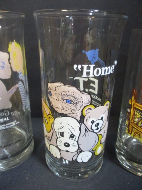 8 Vintage Pizza Hut "ET" Glasses and 2 American Greetings "Holly Hobby" Glasses - 3