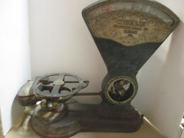 Antique Strubler Computing Scale Co. (Elkhart, Ind.) Countertop Scale: 23" x 24", glass is off on one side, no tray, rust and wear