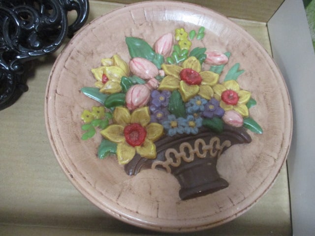 Lot of Vintage Wall Hangings and Plaques - 10