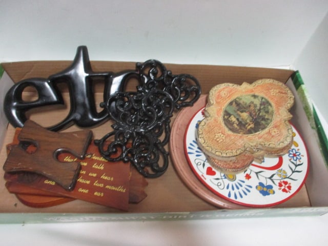 Lot of Vintage Wall Hangings and Plaques: see pictures and preview for selection and condition