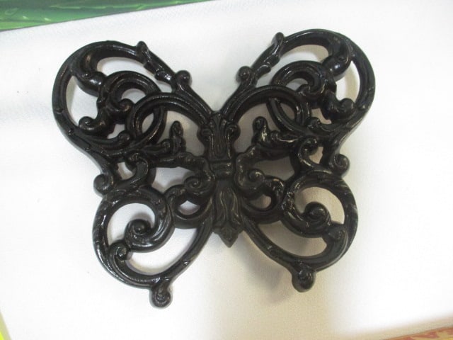Lot of Vintage Wall Hangings and Plaques - 7
