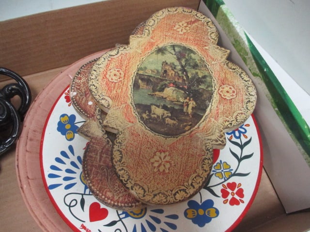 Lot of Vintage Wall Hangings and Plaques - 8