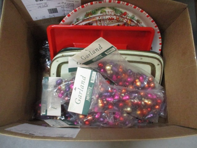 Vintage Christmas Lot of Metal and Plastic Trays, Platters, and Decorative Garland: see pictures and preview for selection and condition