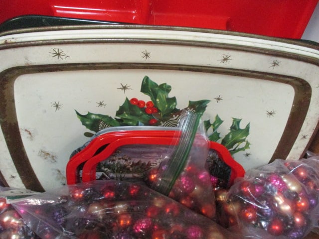 Vintage Christmas Lot of Metal and Plastic Trays, Platters, and Decorative Garland - 3