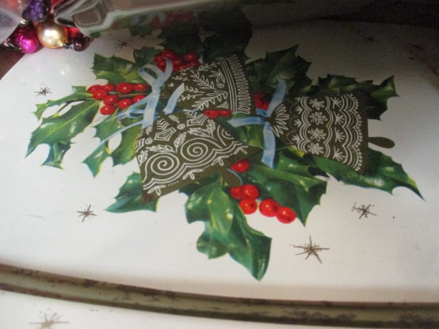 Vintage Christmas Lot of Metal and Plastic Trays, Platters, and Decorative Garland - 4