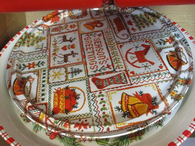 Vintage Christmas Lot of Metal and Plastic Trays, Platters, and Decorative Garland - 7