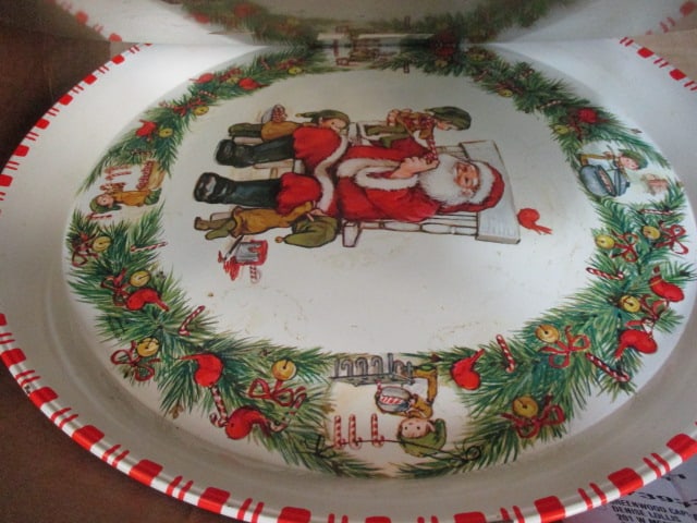 Vintage Christmas Lot of Metal and Plastic Trays, Platters, and Decorative Garland - 8