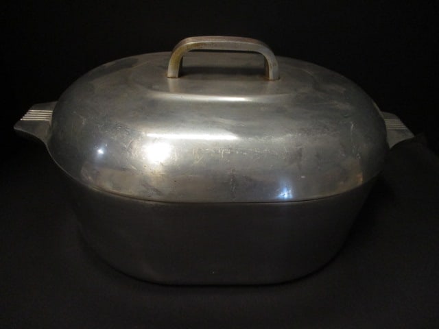 Vintage Wagner Ware MagnaLite 8 Quart Oval Roaster with Lid: 15 1/2" x 10"