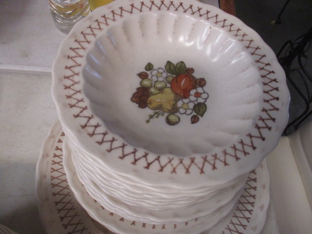 39 Pieces of Vintage Vernon Ware Metlox "Fruit Basket" Stoneware - made in California - 11