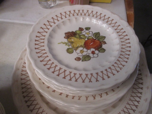 39 Pieces of Vintage Vernon Ware Metlox "Fruit Basket" Stoneware - made in California - 12