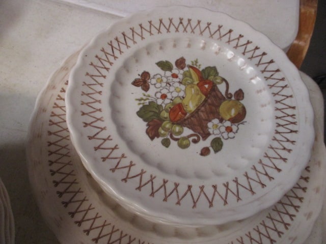 39 Pieces of Vintage Vernon Ware Metlox "Fruit Basket" Stoneware - made in California - 13