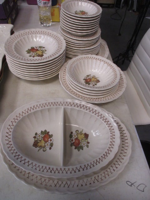 39 Pieces of Vintage Vernon Ware Metlox "Fruit Basket" Stoneware - made in California (1 of 15)