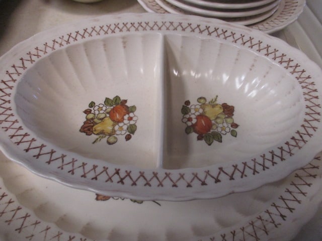 39 Pieces of Vintage Vernon Ware Metlox "Fruit Basket" Stoneware - made in California - 2