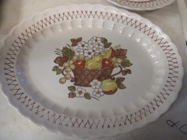 39 Pieces of Vintage Vernon Ware Metlox "Fruit Basket" Stoneware - made in California - 4