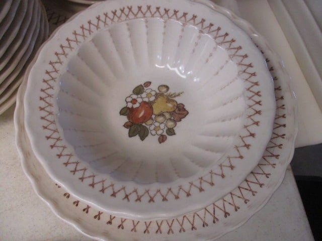 39 Pieces of Vintage Vernon Ware Metlox "Fruit Basket" Stoneware - made in California - 6