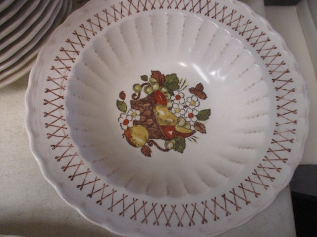 39 Pieces of Vintage Vernon Ware Metlox "Fruit Basket" Stoneware - made in California - 7