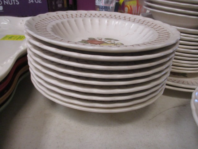 39 Pieces of Vintage Vernon Ware Metlox "Fruit Basket" Stoneware - made in California - 8
