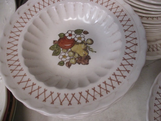 39 Pieces of Vintage Vernon Ware Metlox "Fruit Basket" Stoneware - made in California - 9