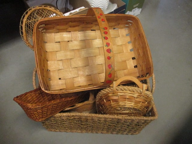 Large Lot of Baskets and Wicker DÃ©cor (1 of 8)