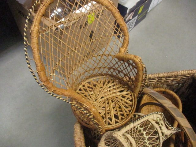Large Lot of Baskets and Wicker DÃ©cor - 2