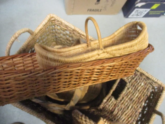 Large Lot of Baskets and Wicker DÃ©cor - 4