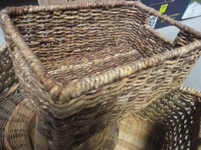 Large Lot of Baskets and Wicker DÃ©cor - 6