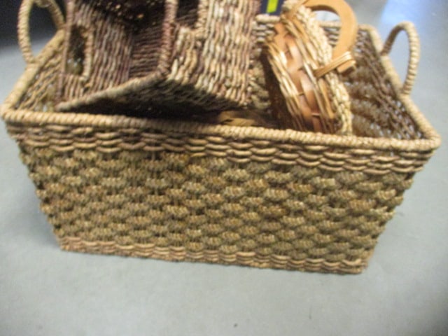 Large Lot of Baskets and Wicker DÃ©cor - 8