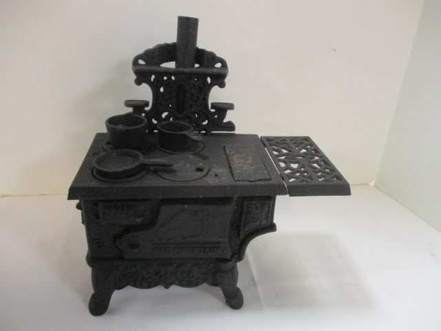 Old Mountain Cast Iron Salesman Sample/Toy Wood Burning Cook Stove: 10"w x 10 1/2"